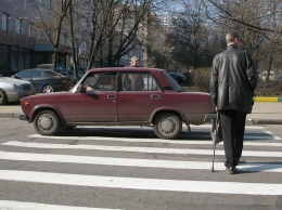 Под Киевом водитель избил пожилого мужчину с корзиной клубники