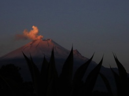 Пассажиры самолета сняли на видео извержение вулкана на рассвете: захватывающие кадры