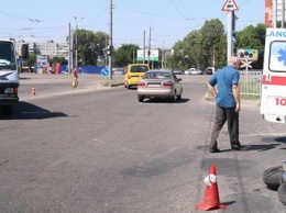 В Днепре возле «Эпицентра» столкнулись TATA и мотоцикл: пострадал мужчина