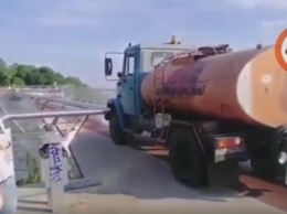 После "Мерседеса" и мотоцикла на стеклянный мост в Киеве заехал грузовик (видео)