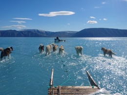 Гренландия сейчас больше похожа на аквапарк - и это все, что нужно знать об изменениях климата