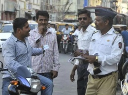 Индийские водители отказываются от шлемов