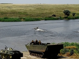 В Николаевской области провели военные учения, «спасали» застрявшие в воде бронемашины