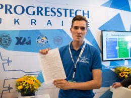 На Ле Бурже украинский студент подписал контракт с компанией Boeing