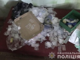 На Днепропетровщине в ходе спецоперации полицейские задержали мужчину, который изготавливал и сбывал наркотики