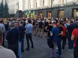 Под Администрацией Зеленского собрались сотни разъяренных людей: выдвинуты требования