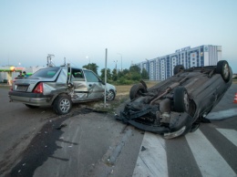В Киеве на выезде с Южного моста перевернулся Nissan