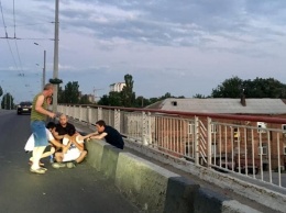 Изменила жена: утром одесситы на Ивановском мосту спасли парня от суицида