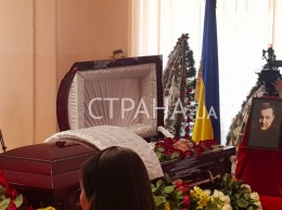 В Киеве прощаются с Дмитрием Тымчуком. Он лежит в открытом гробу. Фоторепортаж