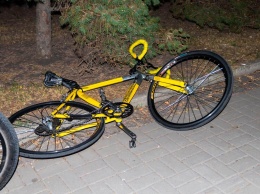 Сбил и скрылся: в центре Днепра водитель сбил велосипедистов