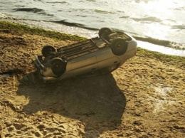 На одесский пляж с обрыва упал автомобиль (фото)