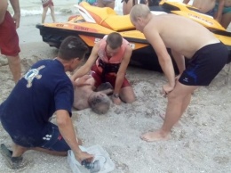 На пляже в Лузановке спасли мужчину в состоянии клинической смерти