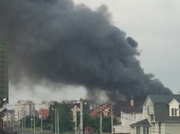 В Буче под Киевом разгорелся масштабный пожар в складских помещениях рядом с автозаправкой (фото, видео)