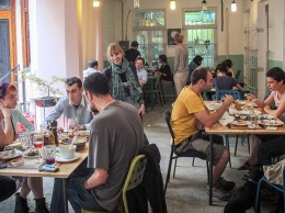 Грузинские кафе повысили цены для туристов из России