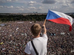 В Праге более 250 тысяч митингуют против власти