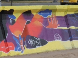 В Запорожье на фестивале граффити художники расписали бетонную стену на Центральном пляже (фото)
