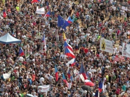 В Чехии сотни тысяч людей вышли на ''майдан'': фото и видео протестов