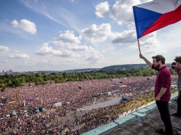 В Праге на антиправительственный митинг вышли 250 тысяч человек: фото