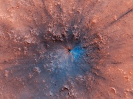 На поверхности Марса увидели свежий след от метеорита. Фото