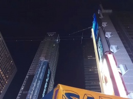Над площадью Таймс-сквер в Нью-Йорке два экстремала прошли навстречу друг другу по канату на высоте 25 этажа
