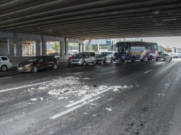 Возле метро «Осокорки» упавший кусок путепровода повредил автомобиль