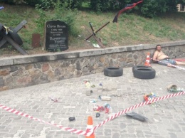 В Киеве вандал разгромил мемориал герою Небесной сотни Сергею Нигояну