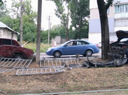 ДТП на Рабочей в Днепре: ВАЗ снес забор, Renault влетел в дерево