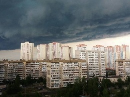 Резкое ухудшение погоды - на Киев надвигается гроза и ураган