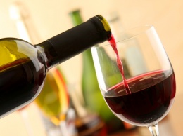 В аэропортах Грузии туристов снова будут встречать вином