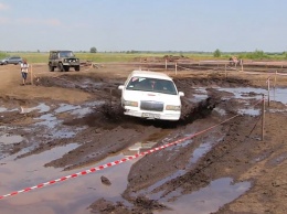 Украинцы отправились покорять бездорожье на лимузине (видео)