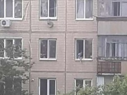 Шаг от смерти: в Никополе ребенок сидел в открытом окне четвертого этажа