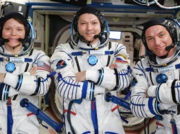 Половина экипажа космической станции вернулась на Землю: видео