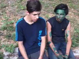 Активисты облили зеленкой подростков, избивших в Киеве бездомного (видео)
