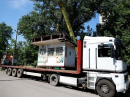 В Днепре снесли наливайку, которая стояла возле больницы