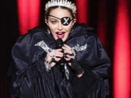 Мадонна раскрыла секрет, зачем носит повязку на один глаз