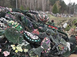 На кладбище под Днепром происходит что-то чудовищное: страшных последствий люди не понимают