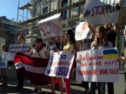 Европейский дипломатов в Киеве забросали "кровавыми дентгами"
