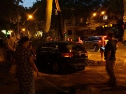 В центре Одессы машина вылетела на тротуар, снесла дерево, задев пешехода: водитель пытался сбежать