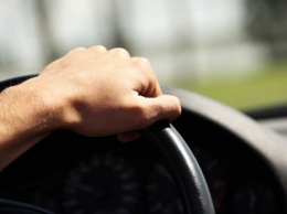 Почему нужно остерегаться водителей, держащих руку сверху на руле