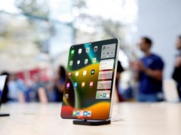Складной iPhone X Fold «складывает» на полку Samsung и Huawei