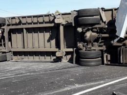 Под Киевом перевернулся грузовик: как BMW уложил фуру на бок одним неудачным маневром