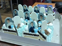 Красноярским выпускникам подарили торт с надгробиями