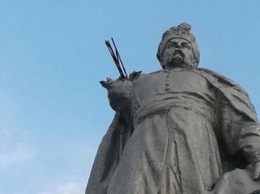 В родном городе Зеленского у памятника Хмельницкому отпала рука с булавой