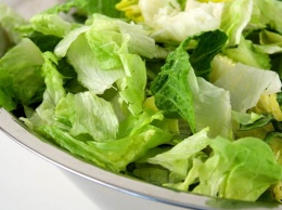 В зеленых листовых овощах могут содержаться опасные бактерии