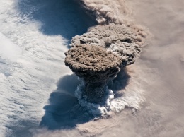 Огромный столб пепла и гибель всего живого: на Курилах произошло извержение вулкана (видео)