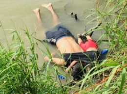 Отец с годовалой дочкой утонули на глазах у матери на границе США и Мексики
