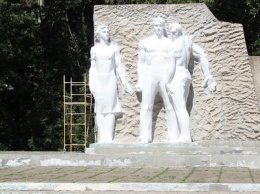 В Никополе ремонтируют памятный знак героям-комсомольцам и подпольщикам