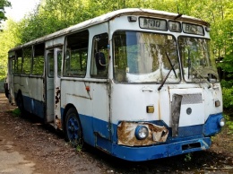 Заброшенный автобус ЛиАЗ-677 нашли в Подмосковье