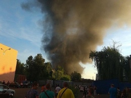 Огонь видно на левом берегу: в Киеве на Борщаговке пожар