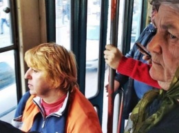 "Я тебя найду, с*ка": пенсионерки устроили потасовку в харьковском трамвае. ВИДЕО